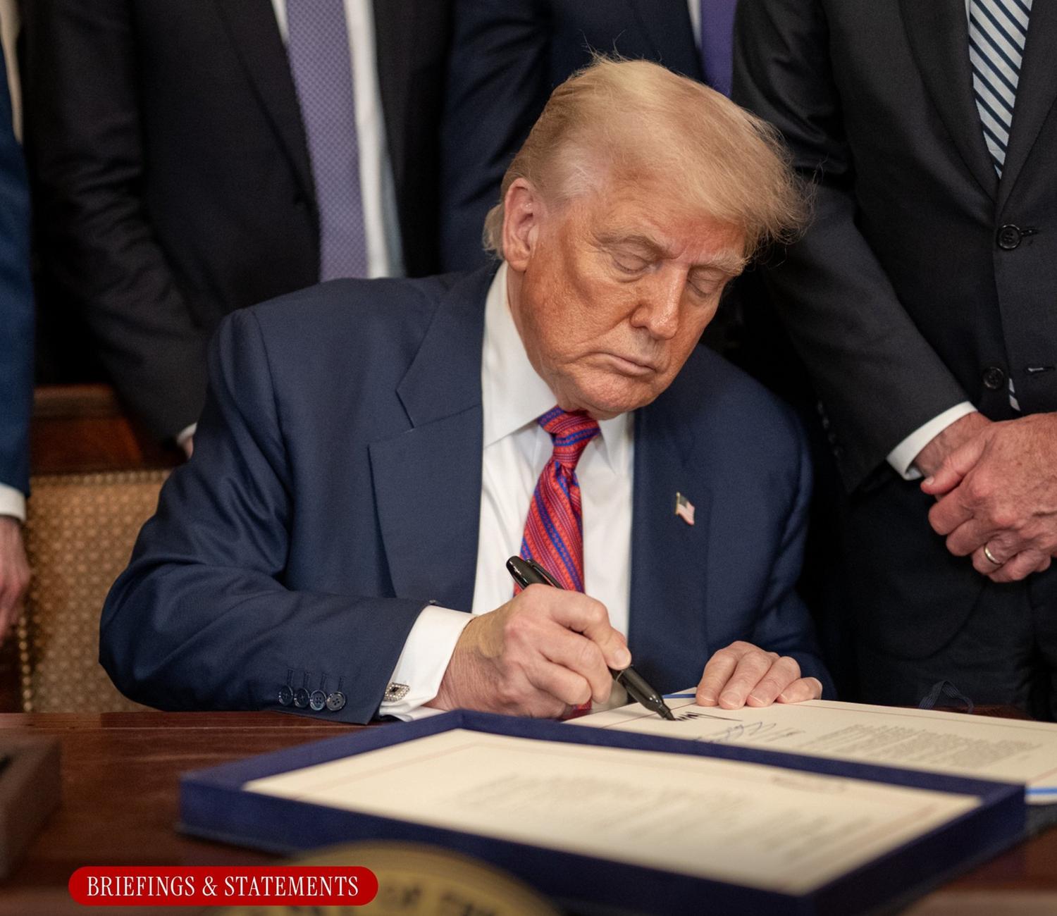 Presiden Trump Tanda Tangani GENIUS Act