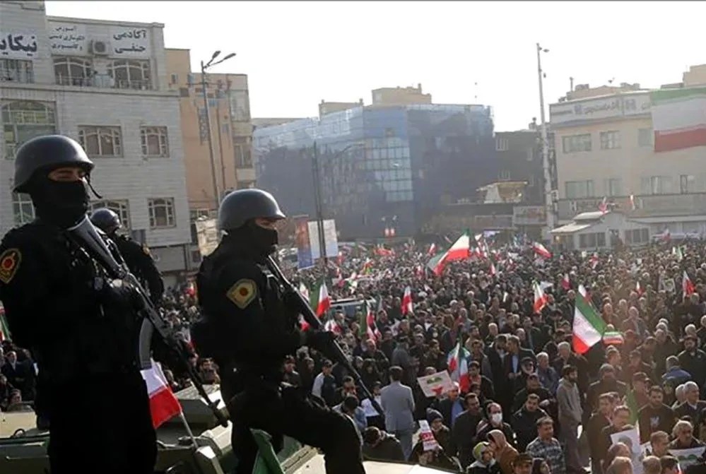 Negara Eropa Peringatkan Warganya untuk Segera Keluar dari Iran